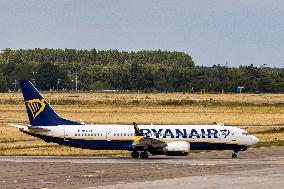 Ryanair Boeing 737 MAX 8 Landing