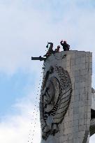 Dismantling of Soviet coat of arms on Motherland monument begins in Kyiv