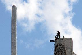 Dismantling of Soviet coat of arms on Motherland monument begins in Kyiv