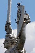 Dismantling of Soviet coat of arms on Motherland monument begins in Kyiv