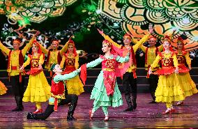 CHINA-XINJIANG-KAZAKHSTAN-SONG AND DANCE PARTY-"AFFLUENT HOMETOWN" (CN)