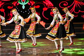 CHINA-XINJIANG-KAZAKHSTAN-SONG AND DANCE PARTY-"AFFLUENT HOMETOWN" (CN)