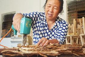 Waste Raw Materials Make Crafts in Anqing, China