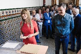 Pedro Sanchez votes for the general elections - Madrid