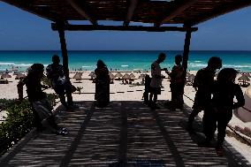 Cancun Continues Its Battle Against Sargassum - Mexico