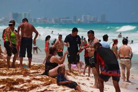 Cancun Continues Its Battle Against Sargassum - Mexico