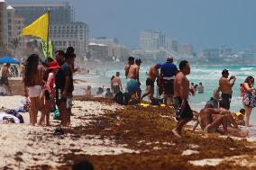 Hundreds Of Tourists Arrive At The Beaches Of Cancun During The Holidays