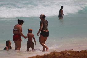 Hundreds Of Tourists Arrive At The Beaches Of Cancun During The Holidays