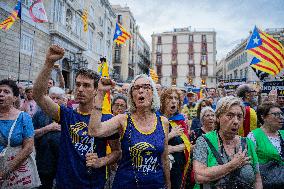 Protest Of The Catalan National Assembly After The General Elections.