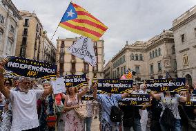 Protest Of The Catalan National Assembly After The General Elections.