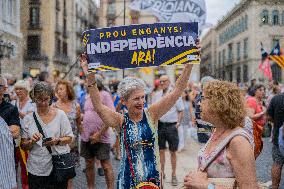 Protest Of The Catalan National Assembly After The General Elections.