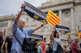 Protest Of The Catalan National Assembly After The General Elections.