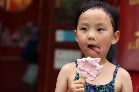 Xinhua Headlines: Let's be cool. Hot weather shapes new consumer trends in China