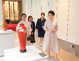 (Chengdu Universiade) CHINA-SICHUAN-CHENGDU-PENG LIYUAN-INDONESIAN FIRST LADY-MEETING (CN)