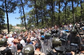 Protesters Occupy Forest To Stop Coal Mine Expansion - Turkey