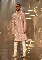 INDIA-NEW DELHI-FASHION SHOW-FDCI INDIA COUTURE WEEK