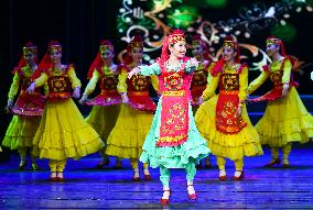 Xinhua Headlines: Global dancers revel in enchanting Xinjiang