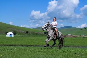 CHINA-INNER MONGOLIA-ULAN MOD GRASSLAND-HERDSMAN-SUMMER LIFE(CN)
