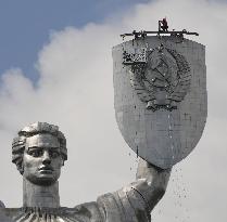 Soviet emblem on Kyiv monument removed