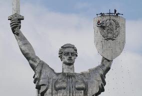 Soviet emblem on Kyiv monument removed