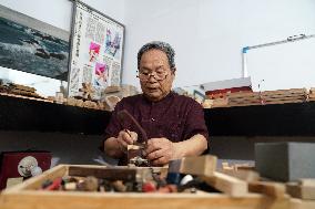 CHINA-HEBEI-KONG MING LOCK-CRAFTSMAN (CN)