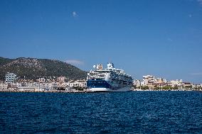 Cruise Liner Tui Discovery 2 In Toulon