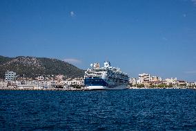 Cruise Liner Tui Discovery 2 In Toulon