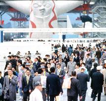 Expo'70: Crowded venue