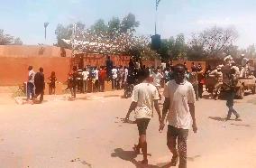 Supporters Of Coup Denounce France - Niamey