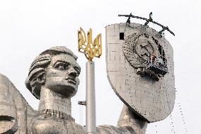 Removing Soviet coat of arms from Motherland Monument in Kyiv