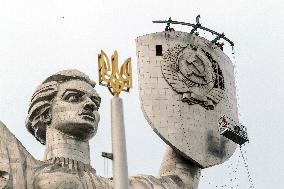 Removing Soviet coat of arms from Motherland Monument in Kyiv