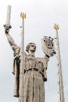 Removing Soviet coat of arms from Motherland Monument in Kyiv