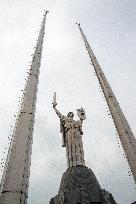 Removing Soviet coat of arms from Motherland Monument in Kyiv