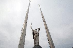 Removing Soviet coat of arms from Motherland Monument in Kyiv