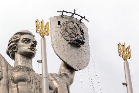 Removing Soviet coat of arms from Motherland Monument in Kyiv