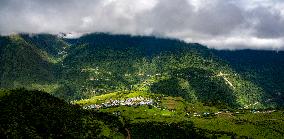 CHINA-TIBET-SHANNAN-SUMMER-SCENERY (CN)