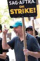 Paul Giamatti Joins The Picket Line - NYC
