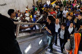 PM Trudeau Surprises Commuters - Toronto