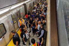 PM Trudeau Surprises Commuters - Toronto