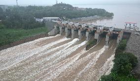 Xinhua Headlines: China goes all out to tackle typhoon-induced torrential rain, floods