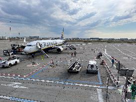 Illustration Of Low-Cost Airline Ryanair And EasyJet - Spain