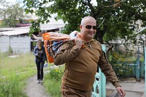 Feeding cats in Donetsk Region