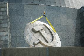 Dismantling The Coat Of Arms Of The USSR From The Statue "Motherland" In Kyiv