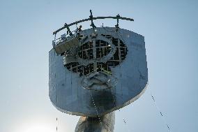 Dismantling The Coat Of Arms Of The USSR From The Statue "Motherland" In Kyiv