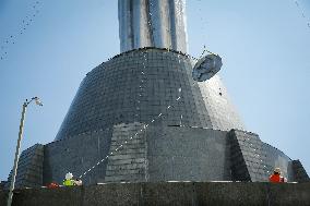 Dismantling The Coat Of Arms Of The USSR From The Statue "Motherland" In Kyiv