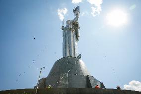 Dismantling The Coat Of Arms Of The USSR From The Statue "Motherland" In Kyiv