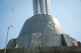 Dismantling The Coat Of Arms Of The USSR From The Statue "Motherland" In Kyiv