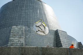 Dismantling The Coat Of Arms Of The USSR From The Statue "Motherland" In Kyiv