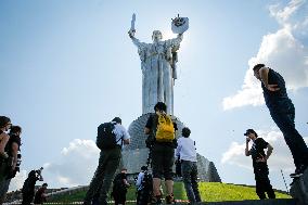 Dismantling The Coat Of Arms Of The USSR From The Statue "Motherland" In Kyiv