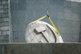 Dismantling The Coat Of Arms Of The USSR From The Statue "Motherland" In Kyiv